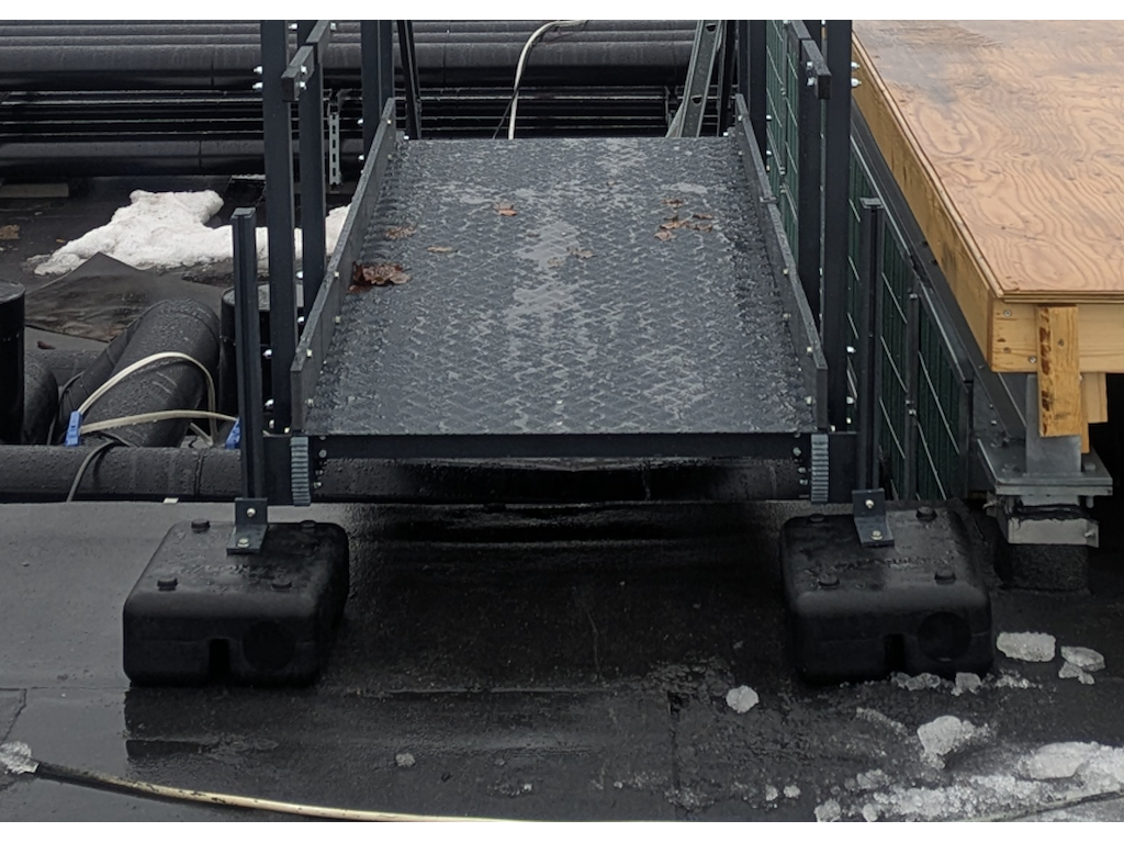 Endefastgørelse i PVC betonvægte (lægger an på taget)